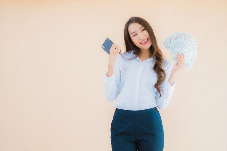 Ingin hidup tenang tanpa terlilit hutang? Berikut lima tips perempuan kerja bebas hutang, termasuk menerapkan hidup sederhana.