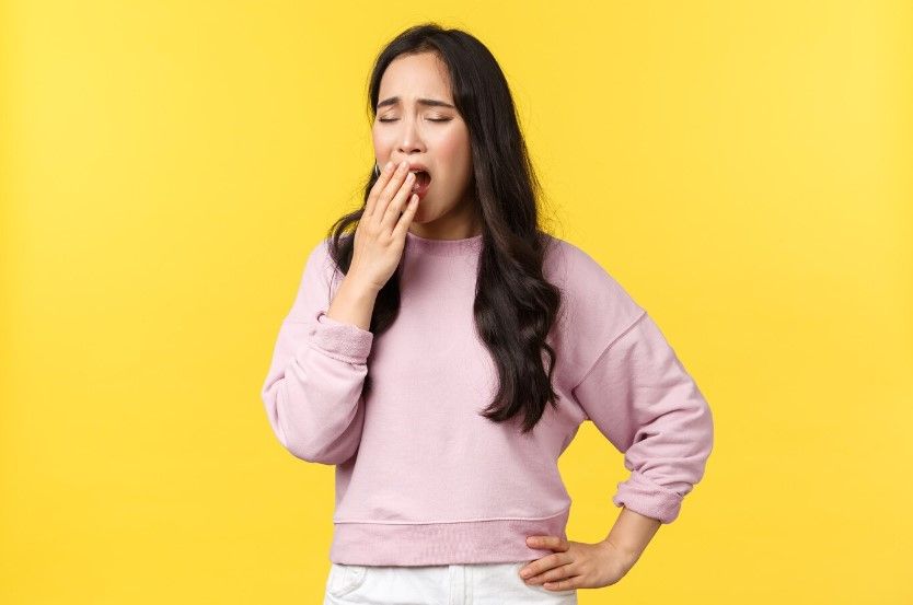 Rasa kantuk di siang hari bisa diatasi dengan perubahan gaya hidup sederhana, seperti menjaga pola tidur, makan sehat hingga tetap aktif.