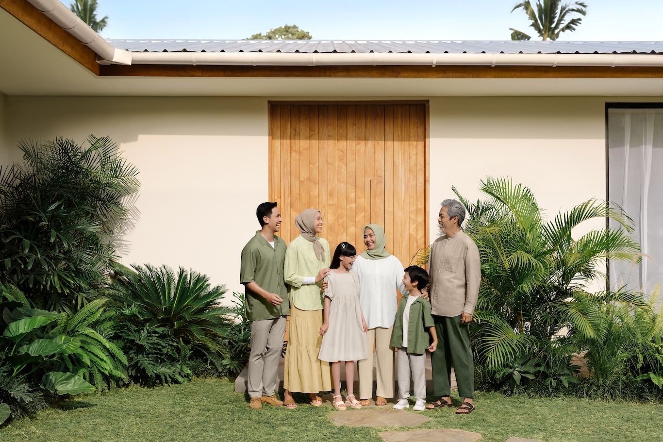 Ingin tampil serasi dengan motif polos dan warna natural? Ini rekomendasi baju lebaran untuk keluarga dari UNIQLO, Hari Raya Essentials.