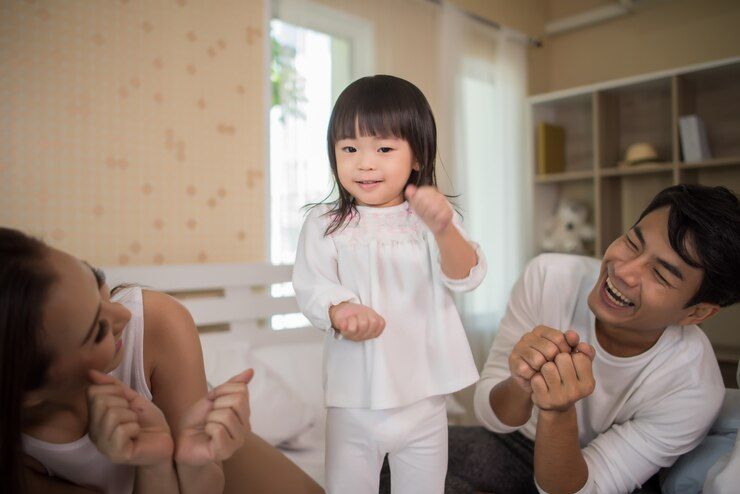 Perhatian dan mengedepankan empati, begini cara menerapkan mindful parenting pada anak. Apa saja yang dilakukan?