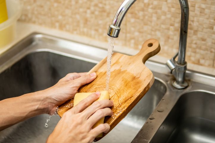 Berikut adalah cara mudah untuk membersihkan talenan kayu supaya bebas kuman dengan menggunakan garam dan lemon.