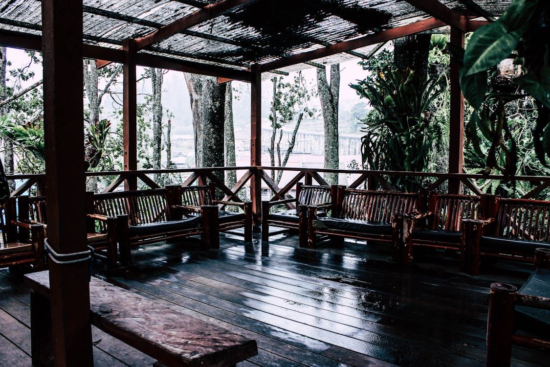 Nyaman dipakai untuk kumpul keluarga di momen Lebaran 2024, begini tips menciptakan ruang santai semi outdoor di rumah.