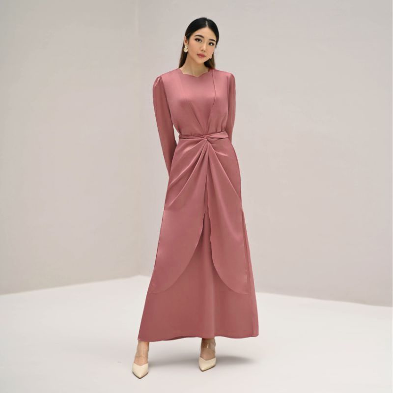 Rekomendasi baju lebaran warna pink satin - Sriwa Kayla Dress.