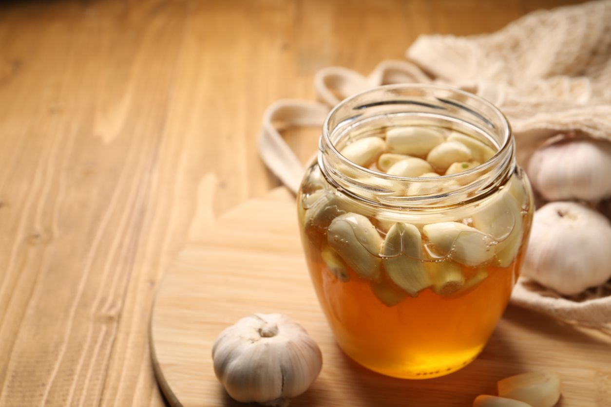 Tak perlu obat-obatan, coba empat bahan alami ini yang ampuh untuk mengatasi pilek di kala musim hujan saat ini.