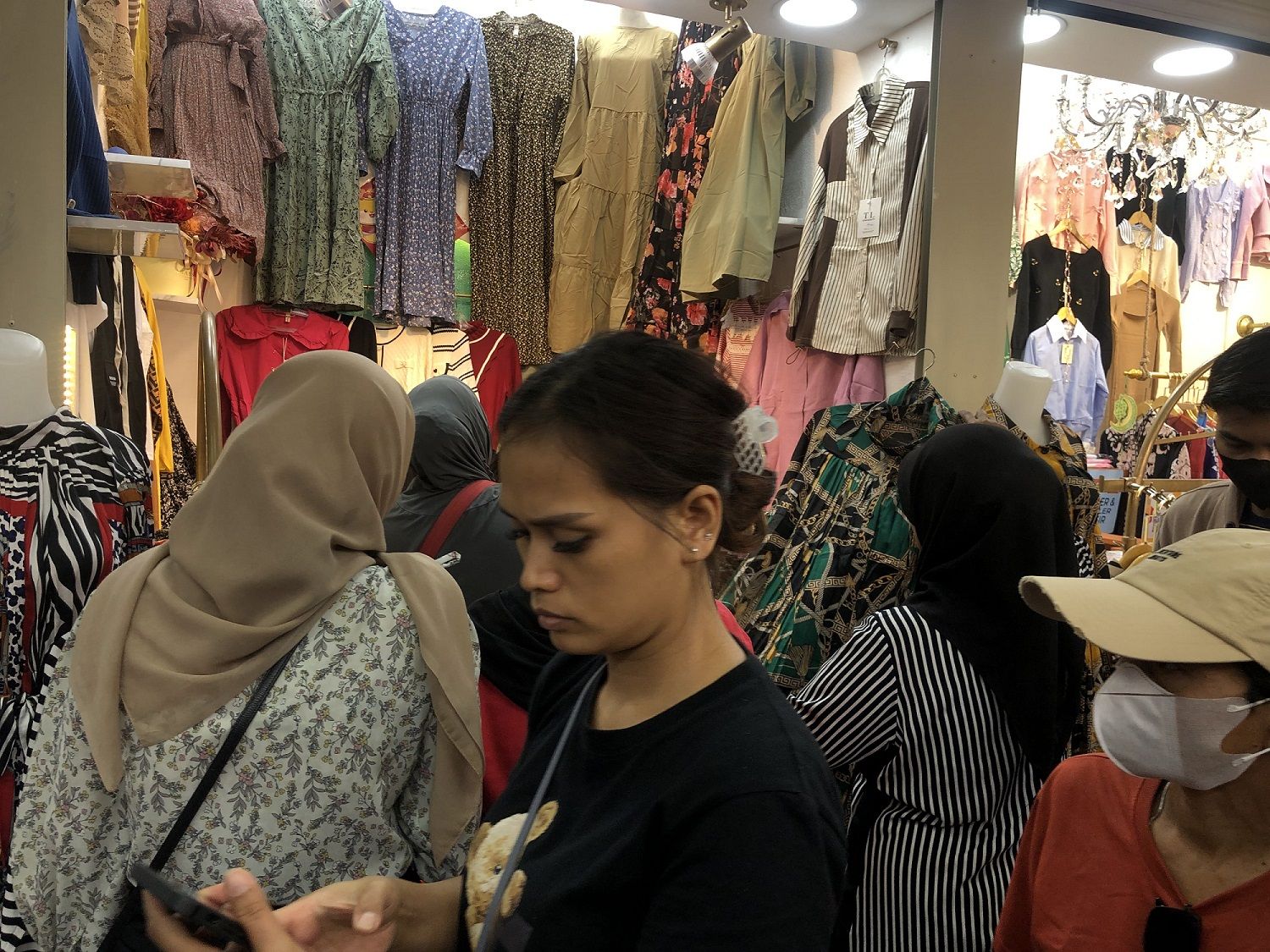 Trik belanja baju Lebaran 2024 di Pasar Tanah Abang, Jakarta biar dapat harga murah.