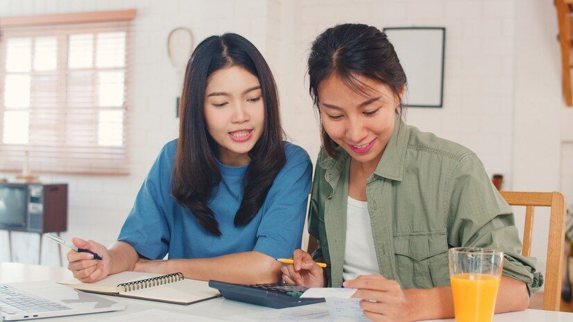 Kendalikan pengeluaran secara mingguan, begini tips atur keuangan selama Ramadan menurut financial planner Prita Ghozie.