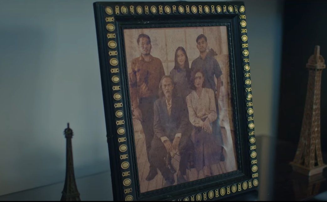 Sinopsis film Kurban: Budak Iblis, kisah keluarga yang mendapatkan teror mengerikan di rumah warisan hingga dihantui sosok hantu perempuan. Simak!