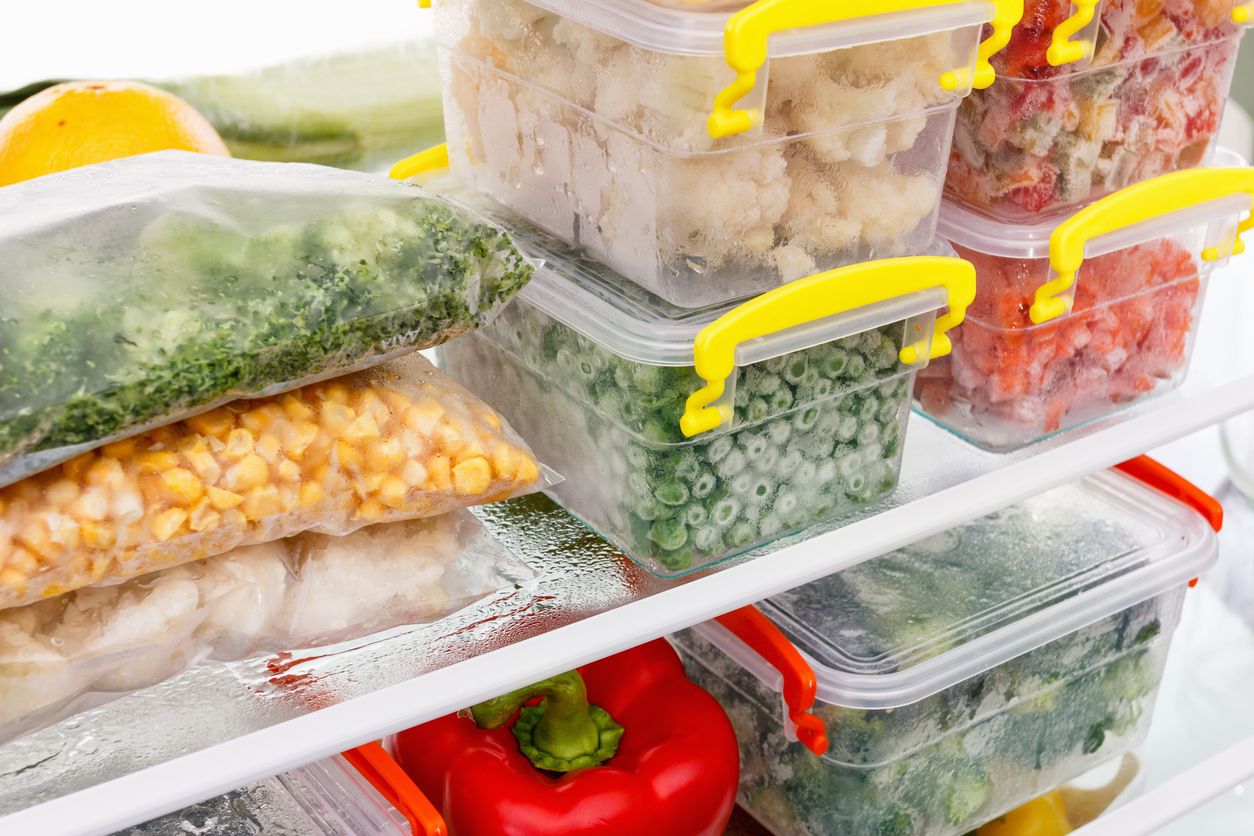 Berikut 3 tips agar menyimpan makanan di kulkas tetap bersih dan rapi. Simak penjelasan selengkapnya!