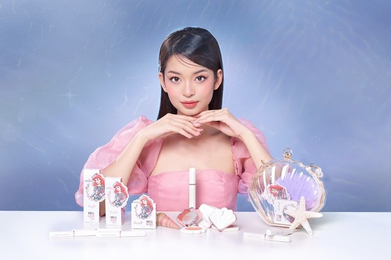 Jacquelle merilis hasil kolaborasi dengan Disney bertajuk Princess Ariel Modest Beauty Collection, menampilkan koleksi makeup yang unik.