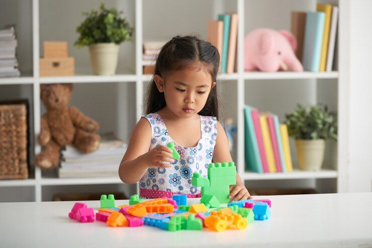 Anak perempuan cenderung takut bereksperimen karena tekanan sosial menurut studi. Ini cara mendorong kreativitas mereka!