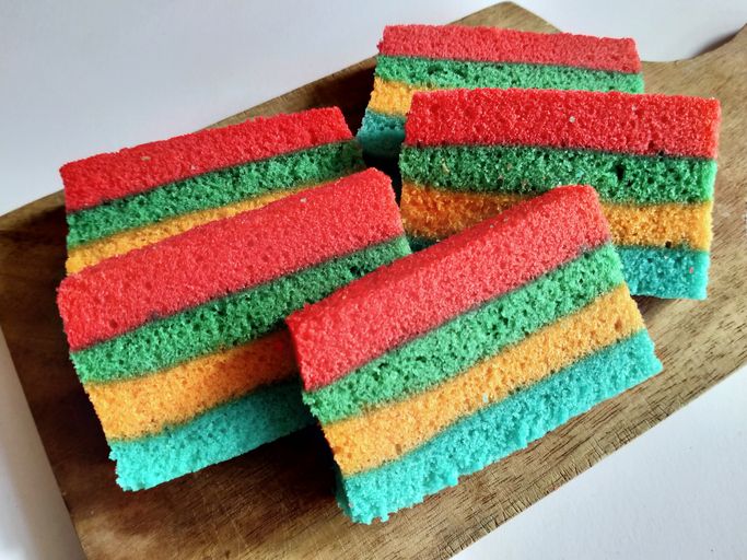 Cukup dengan dikukus, begini resep membuat bolu kukus pelangi santan yang nikmat dan lembut. Yuk simak.