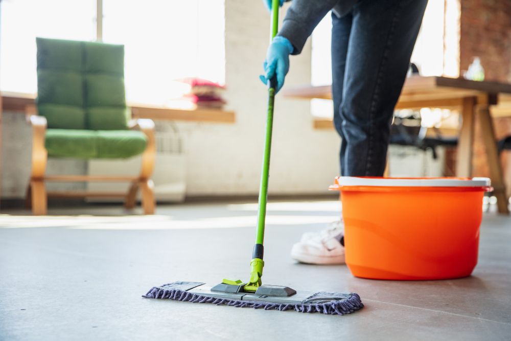 Tips memilih jasa cleaning service untuk membantu jaga kebersihan rumah saat ditinggal mudik Lebaran 2024.