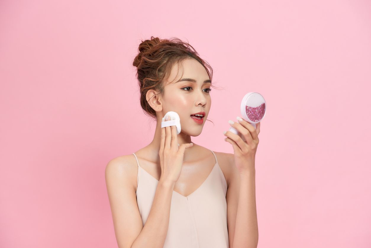 Cushion adalah jenis makeup yang kini sering digunakan orang karena penggunaannya yang praktis, ini beberapa tips supaya hasil cushion mulus.