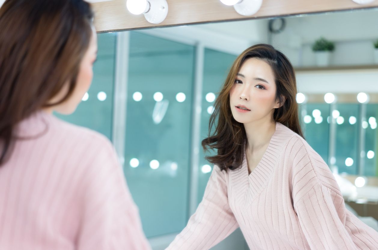 Tertarik ingin dapatkan kulit glowing seperti glass skin look ala perempuan Korea? Coba ikuti langkah-langkahnya di sini.