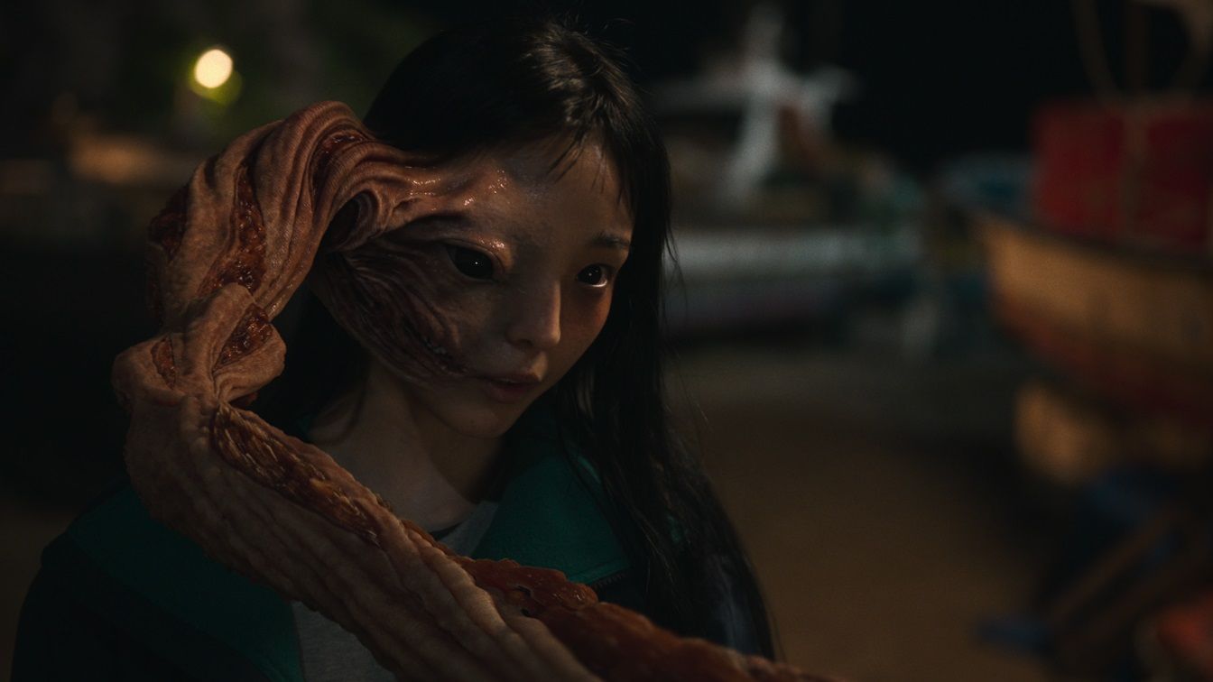 Karakter perempuan Jeon So Nee di drakor Parasyte: The Grey, tampilkan peran ganda antara sosok manusia dan parasit. 