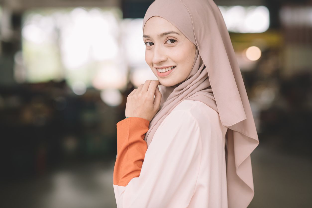 Berikut ini 5 warna hijab untuk Lebaran yang cocok dengan outfit earth tone, bikin menawan di Hari Raya.
