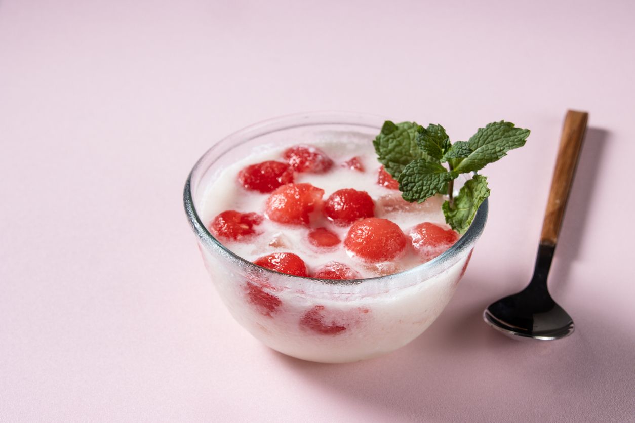 Intip tips membuat hwachae, minuman segar ala Korea Selatan berisi buah-buahan utamanya semangka, viral di TikTok jadi menu buka puasa. Yuk, coba!
