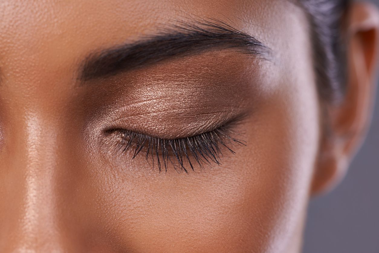 Punya kulit sawo matang? Berikut adalah tiga pilihan warna eyeshadow yang bisa dicoba untuk menonjolkan kesan elegan dan glamour.