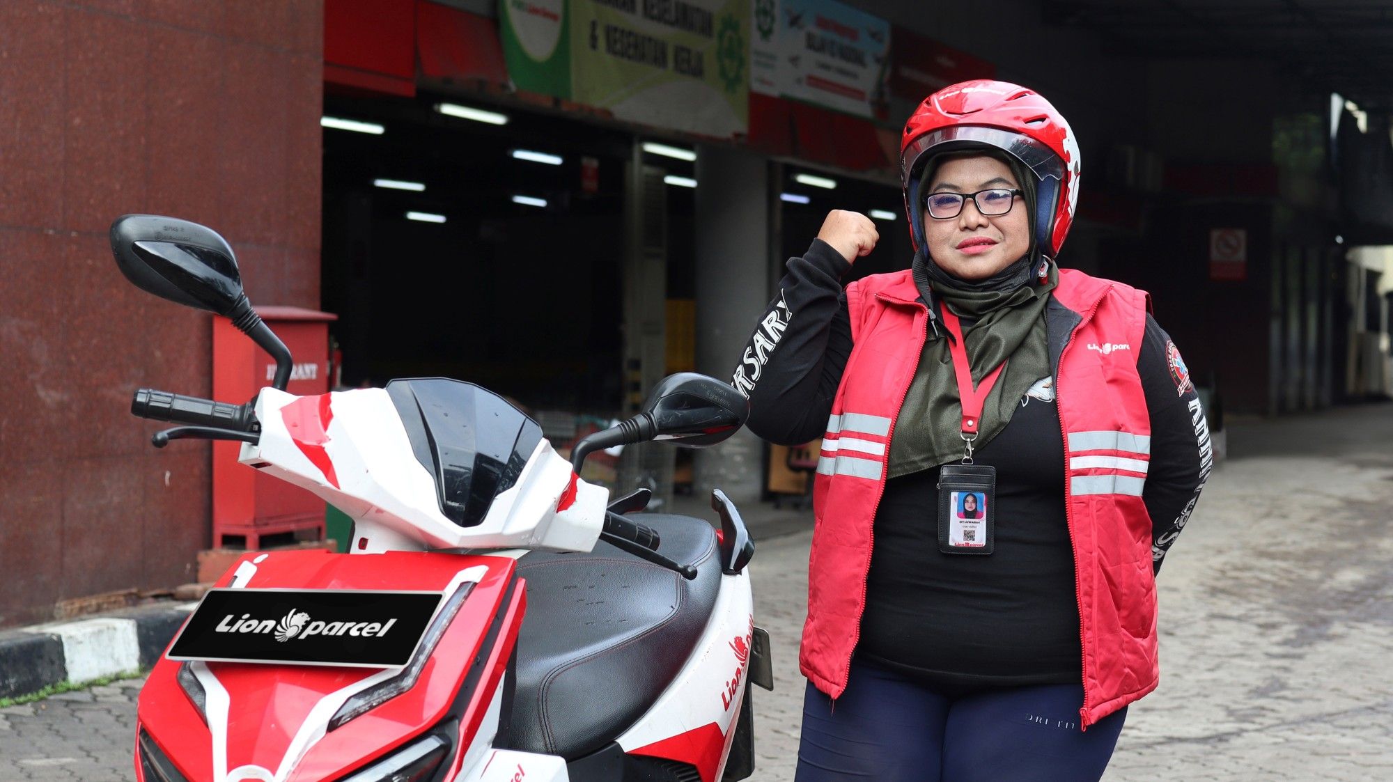 Di tengah dominasi laki-laki, ternyata ada sosok perempuan inspiratif yany menjadi kurir di Lion Parcel. Ini kisah kurir perempuan Siti Juwariyah.