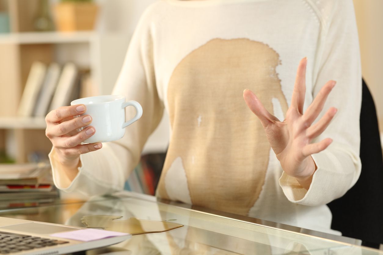 Noda kopi di pakain menjadi suatu hal yang mengganggu terlebih jika mengenai baju kesukaan, lakukan tiga tips ini untuk mengatasinya.