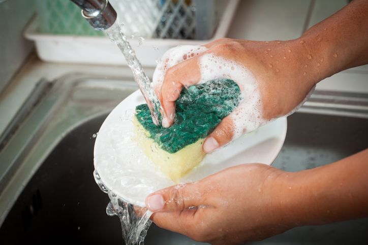 Lebaran akan datang sebentar lagi, jangan lupa untuk membersihkan tiga alat dapur ini supaya bebas dari bakteri dan kuman sumber penyakit.