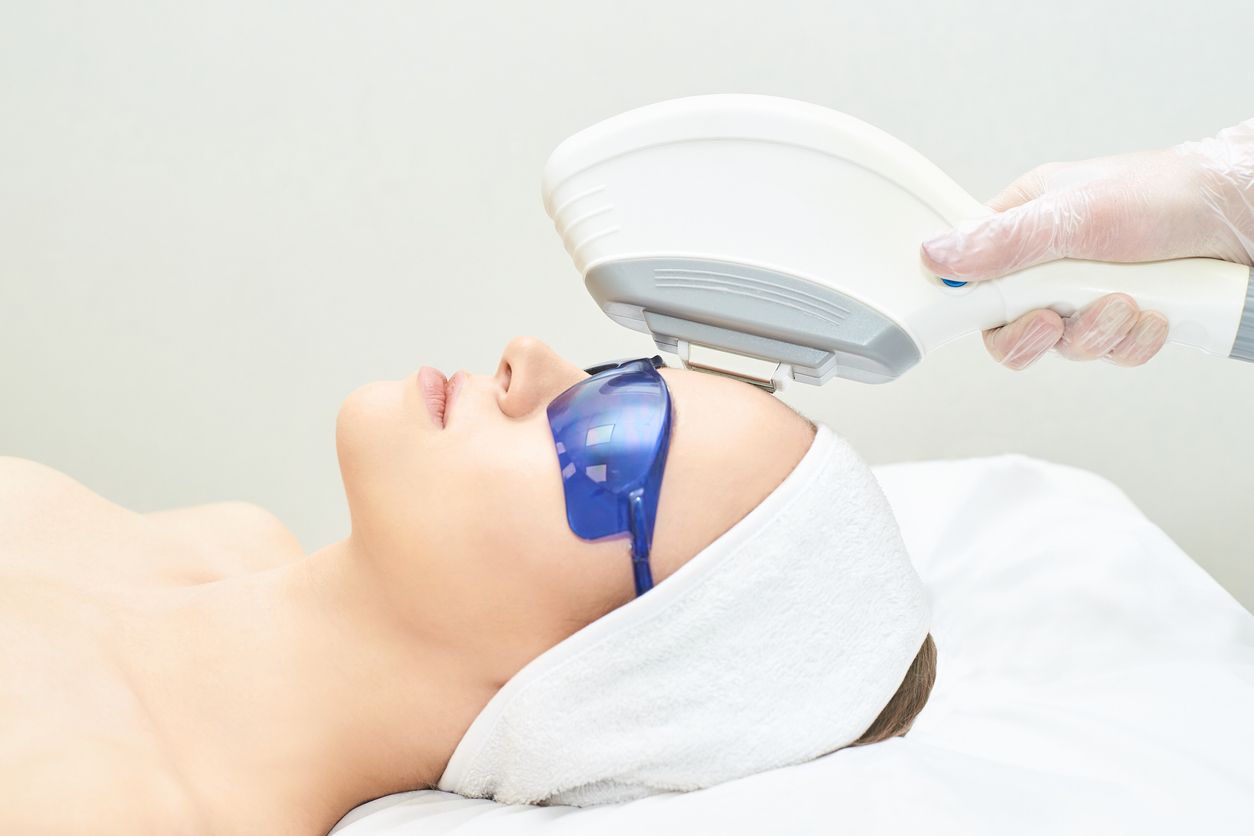 Berikut ini 4 pantangan setelah IPL Rejuvination yang jadi treatment wajah viral di TikTok, simak selengkapnya.