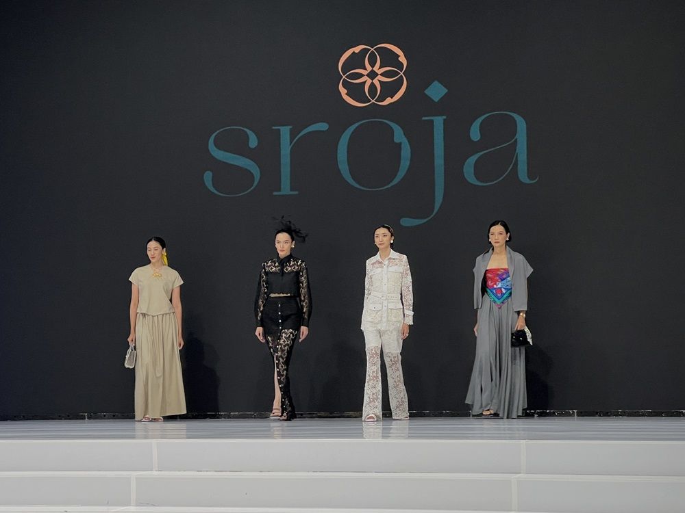 Berikut ini rekomendasi baju Lebaran 2024 warna earth tone dari Sroja bernama koleksi Harmoni Pratiwi.