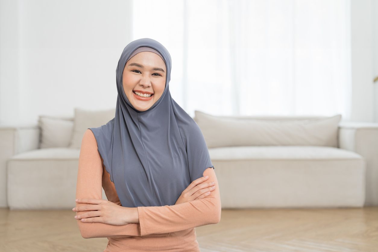 Berikut ini 3 tips memakai hijab untuk pemilik wajah bulat agar semakin percaya diri, salah satunya pilih jilbab segi empat.