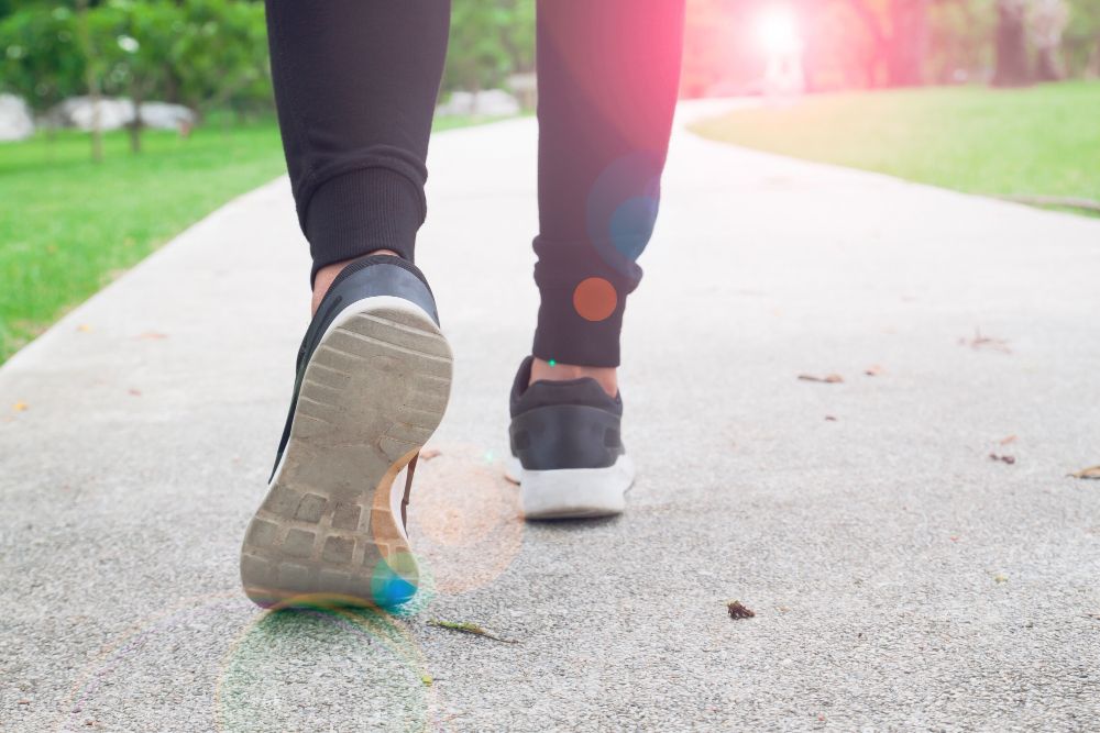 Berjalan kaki secara rutin ternyata baik untuk kesehatan tubuh dan mental, lho. Berikut penjelasan lengkapnya.