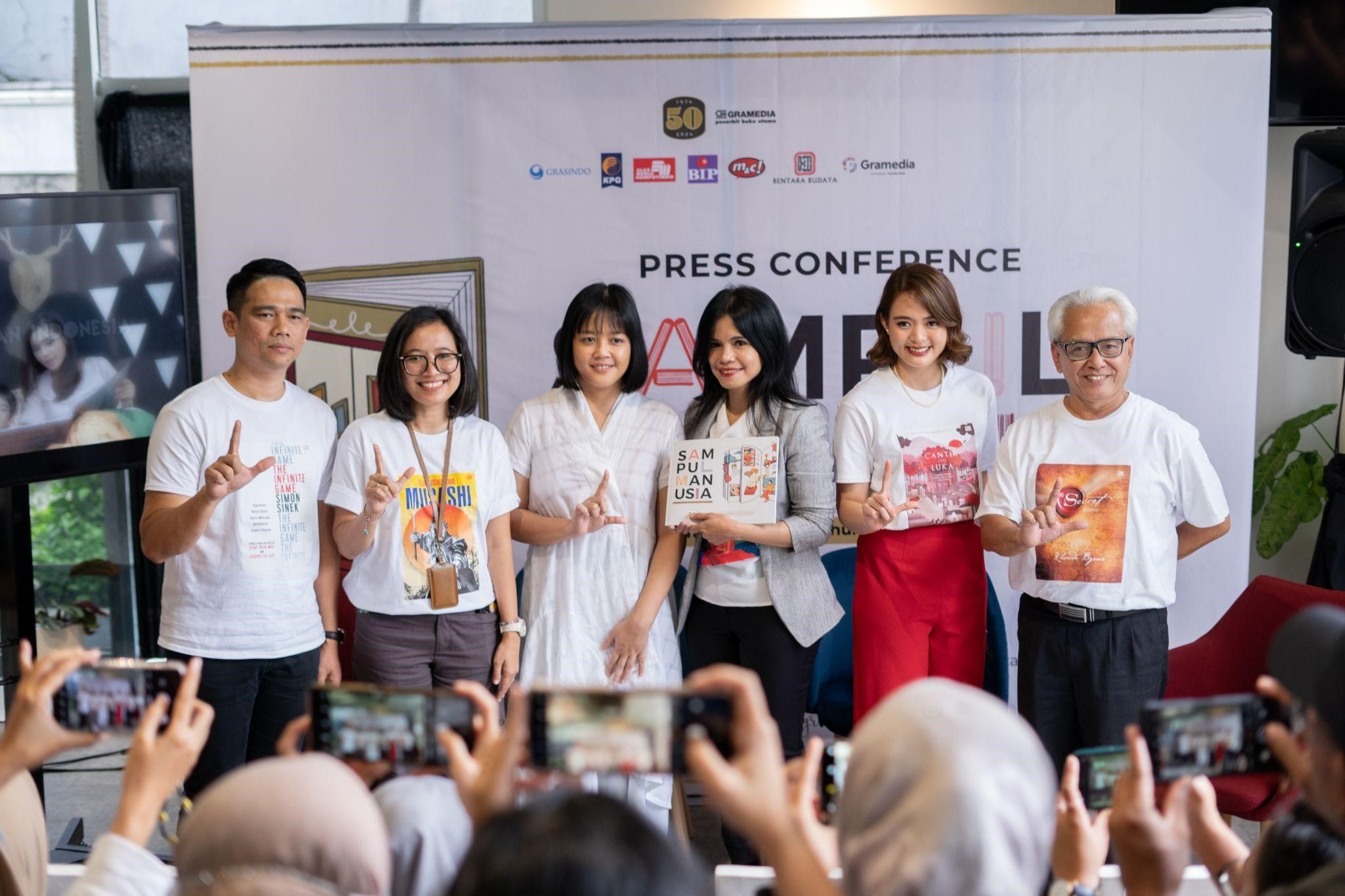 Dalam rangka merayakan 50 tahun Penerbit Gramedia Pustaka Utama (GPU), Pameran Sampul Manusia digelar sebagai perhelatan awal dari rangkaian perayaan.