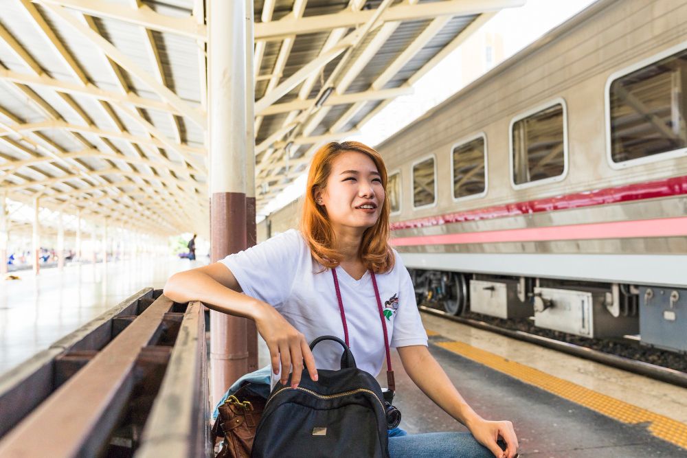 Kawan Puan mudik Lebaran pakai transportasi umum? Berikut tips mudik Lebaran 2024 dengan kereta api, pastikan datang awal dan pakai pakaian nyaman.