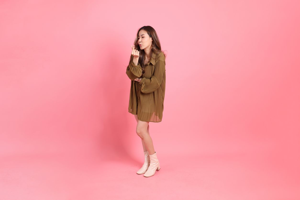 Berikut ini 3 tips styling pakaian untuk perempuan bertubuh mungil supaya terlihat lebih jenjang, simak selengkapnya.