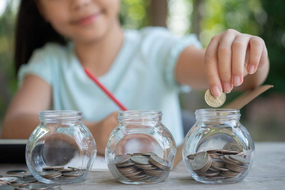 Anak menerima angpau Lebaran? Begini cara orang tua mengelola THR anak agar lebih bermanfaat bagi mereka!