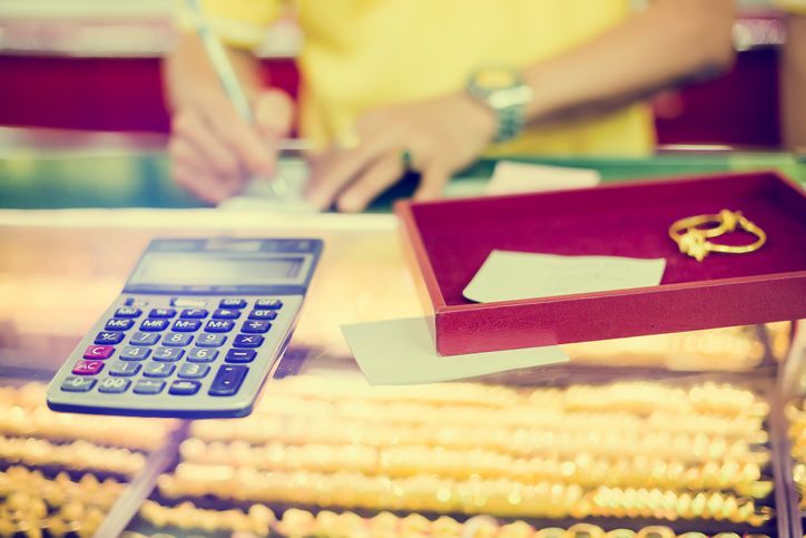 Perempuan gemar membeli emas sebagai bentuk investasi jangka panjang. Lantas, mengapa harganya  sering naik turun?