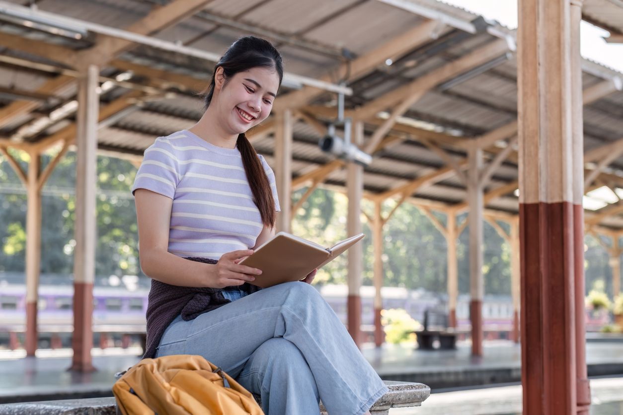 Rekomendasi buku untuk menemani perjalanan mudik Lebaran 2024 ini berhalaman tipis sehingga akan habis dibaca dalam sekali duduk. Simak judul bukunya!