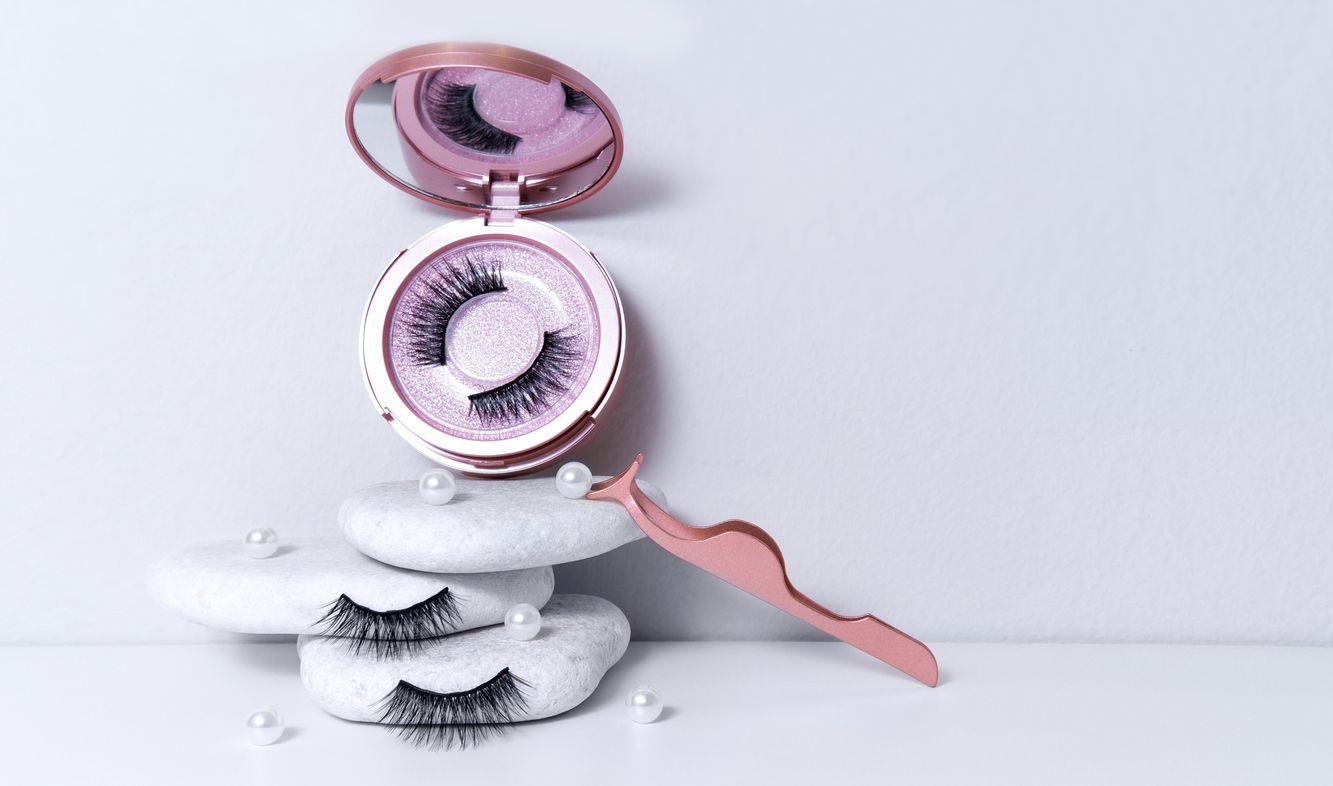 Berikut ini 5 keuntungan pakai magnetic eyelashes, bulu mata viral di TikTok yang punya banyak manfaat.