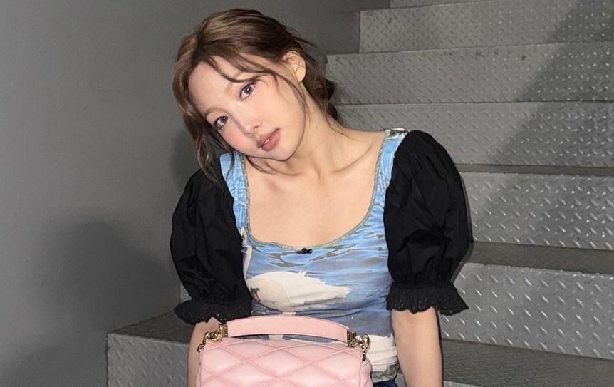 Kejutkan penggemar, Nayeon TWICE dikabarkan akan lakukan comeback solo pada Juni 2024 mendatang. Simak informasi lengkapnya.