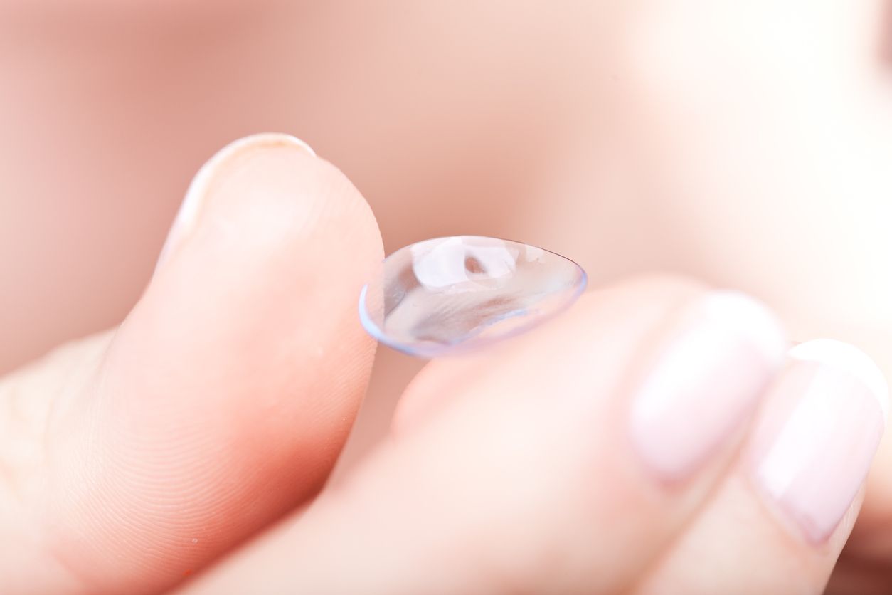 Berikut ini 5 rekomendasi softlens warna natural yang membuat penglihatan makin jelas dan bikin mata makin cantik.