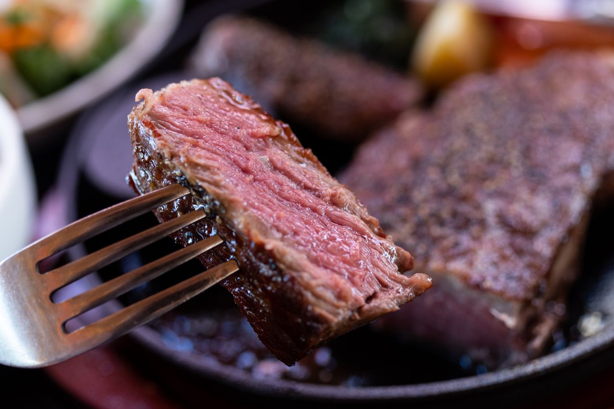 Berikut ini penjelasan chef mengenai tips makan steak wagyu agar daging terasa lebih nikmat, simak selengkapnya.