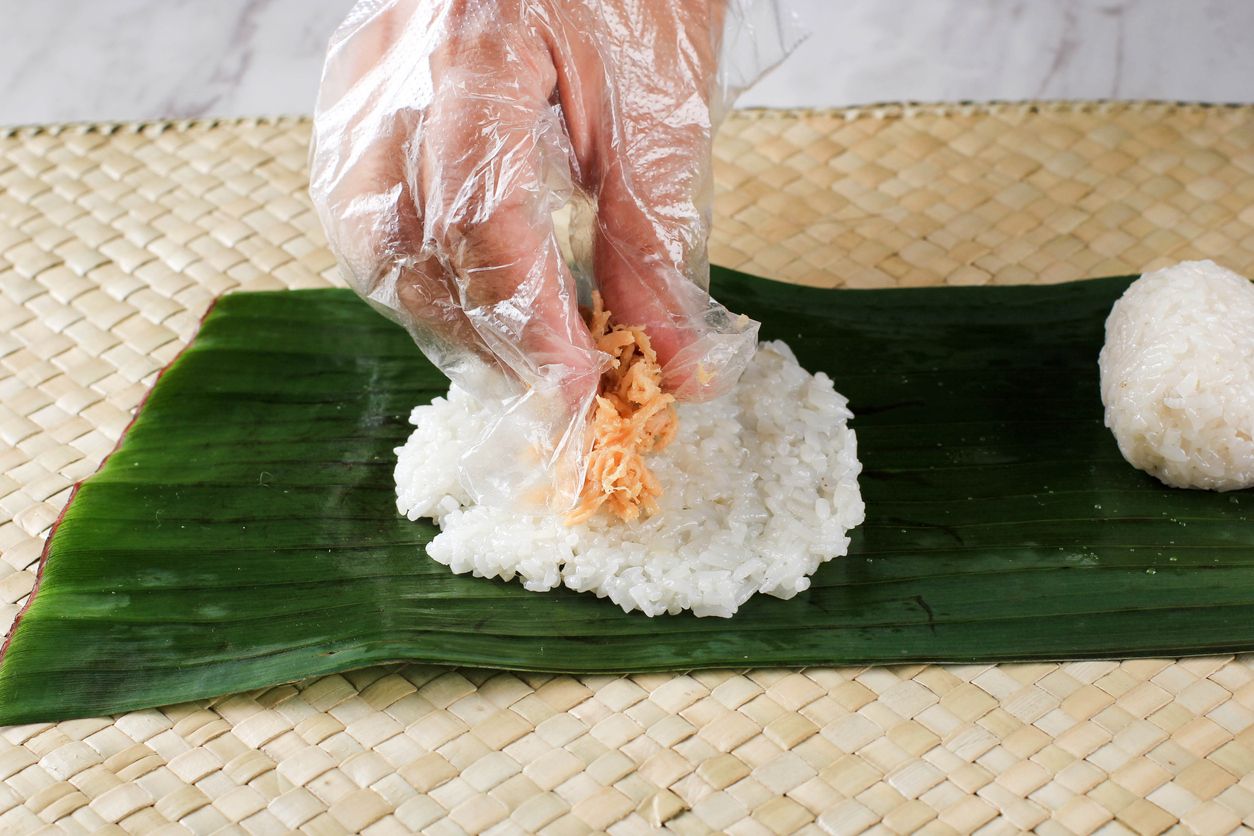 Berikut 3 tips membuat lemper ayam, jajanan tradisional viral di TikTok ala chef Luvita Ho, simak selengkapnya.