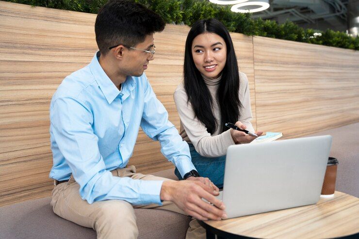 Beberapa ide usaha yang bisa dijalankan bareng pasangan dan keuntungan berbisnis dengan pasangan. Apa saja?