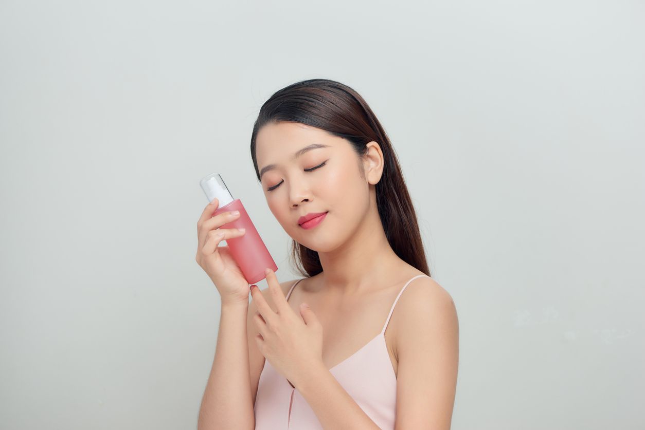 Berikut ini penjelasan makeup artist mengenai tips memakai setting spray agar riasan wajah lebih awet, simak selengkapnya.
