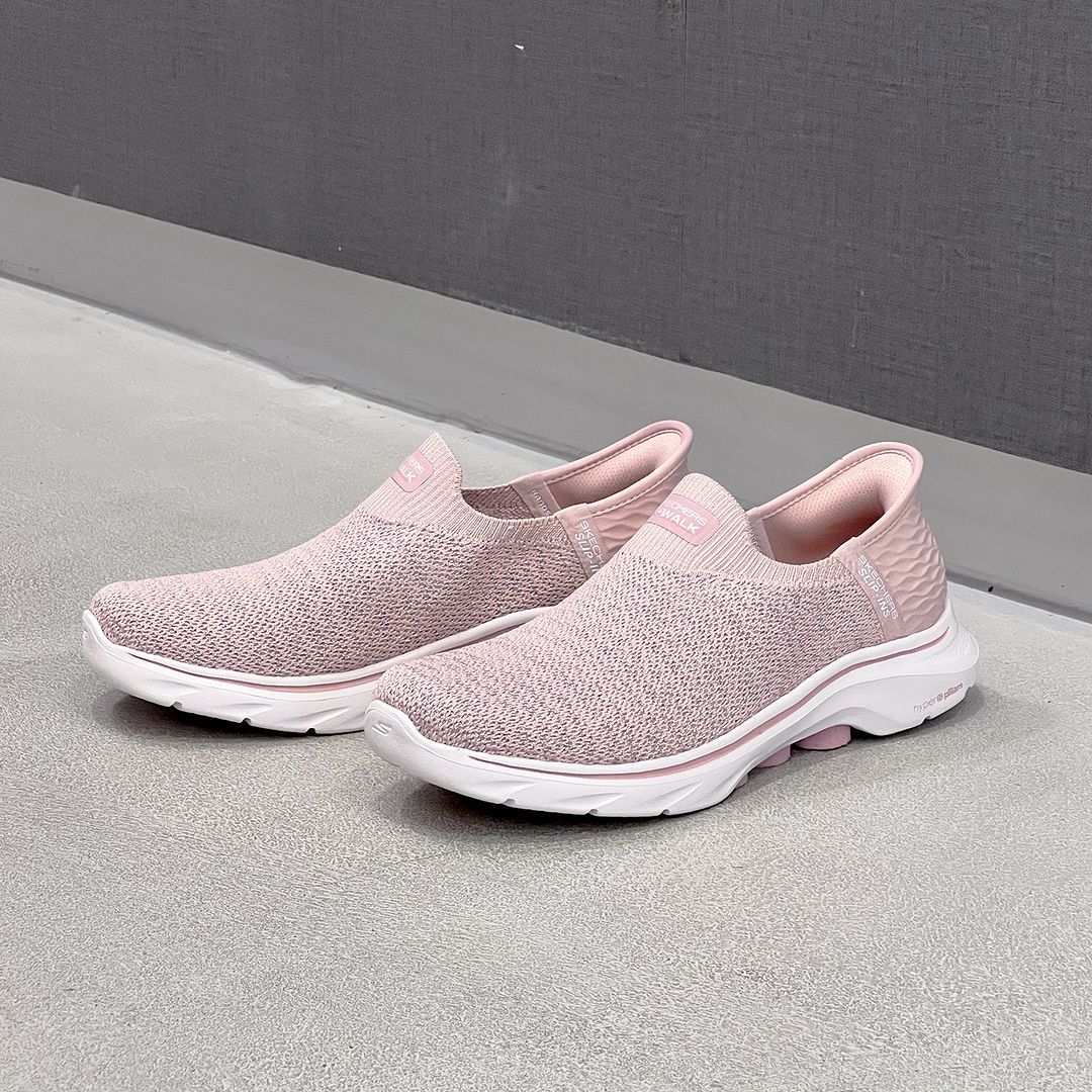 Rekomendasi sepatu yang nyaman dipakai jalan kaki dari Skechers Hands Free Slip-ins® GO WALK 7.