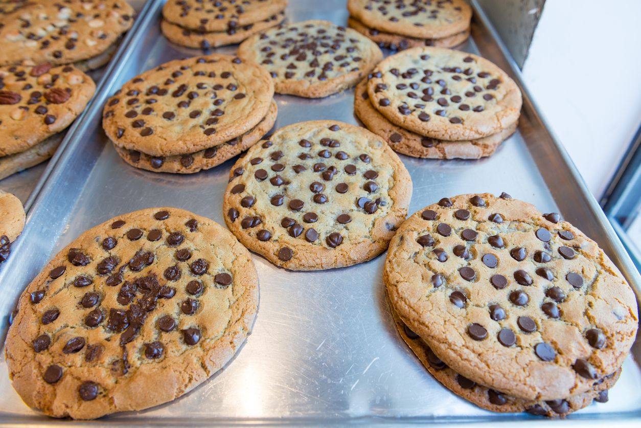 Berikut ini 5 tips membuat giant cookie, kukis raksasa viral di TikTok, nikmat dimakan sambil minum susu.
