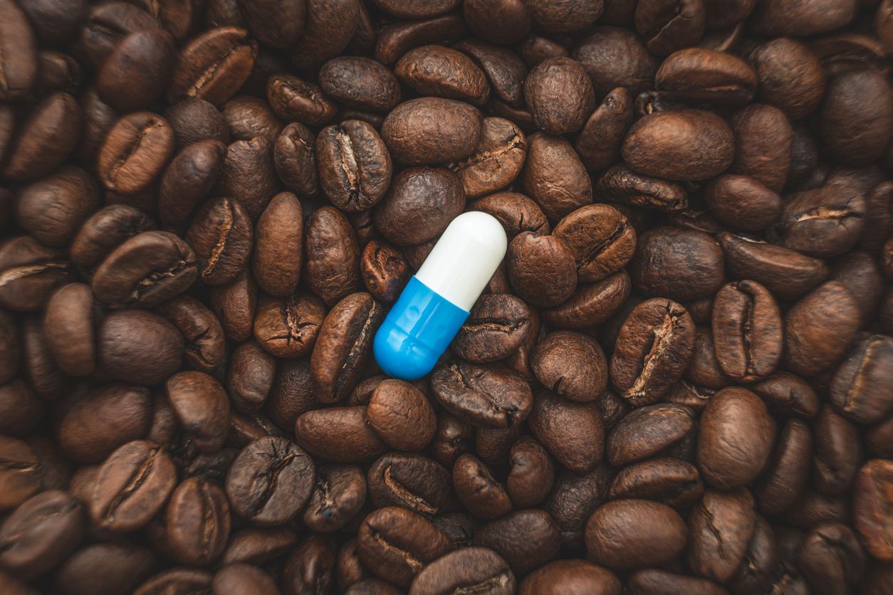 Obat dan kopi tidak bisa digabungkan karena bakal memunculkan efek samping. Berikut obat yang tidak boleh dikonsumsi bersamaan dengan kopi.