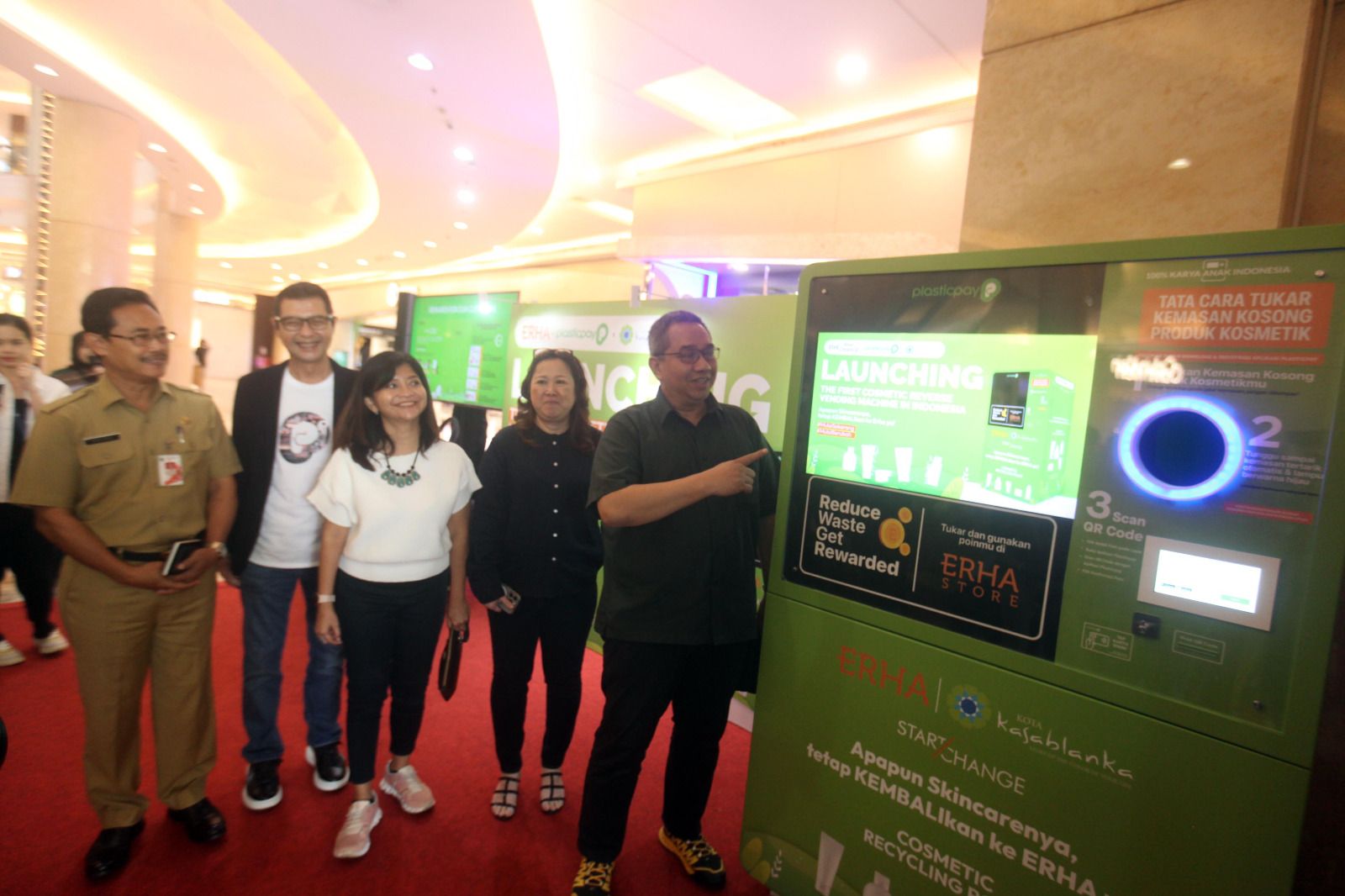 Atasi sampah plastik yang kian mengkhawatirkan, ERHA GROUP luncurkan Cosmetic Reverse Vending Machine pertama di Indonesia.
