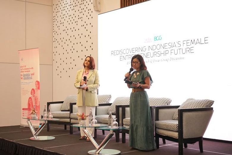 Managing Director dan Partner di BCG, Lenita Tobing, bersama Co-founder Stellar Women, Samira Shihab, dalam acara talkshow di Jakarta, Jumat (15/3/2024).