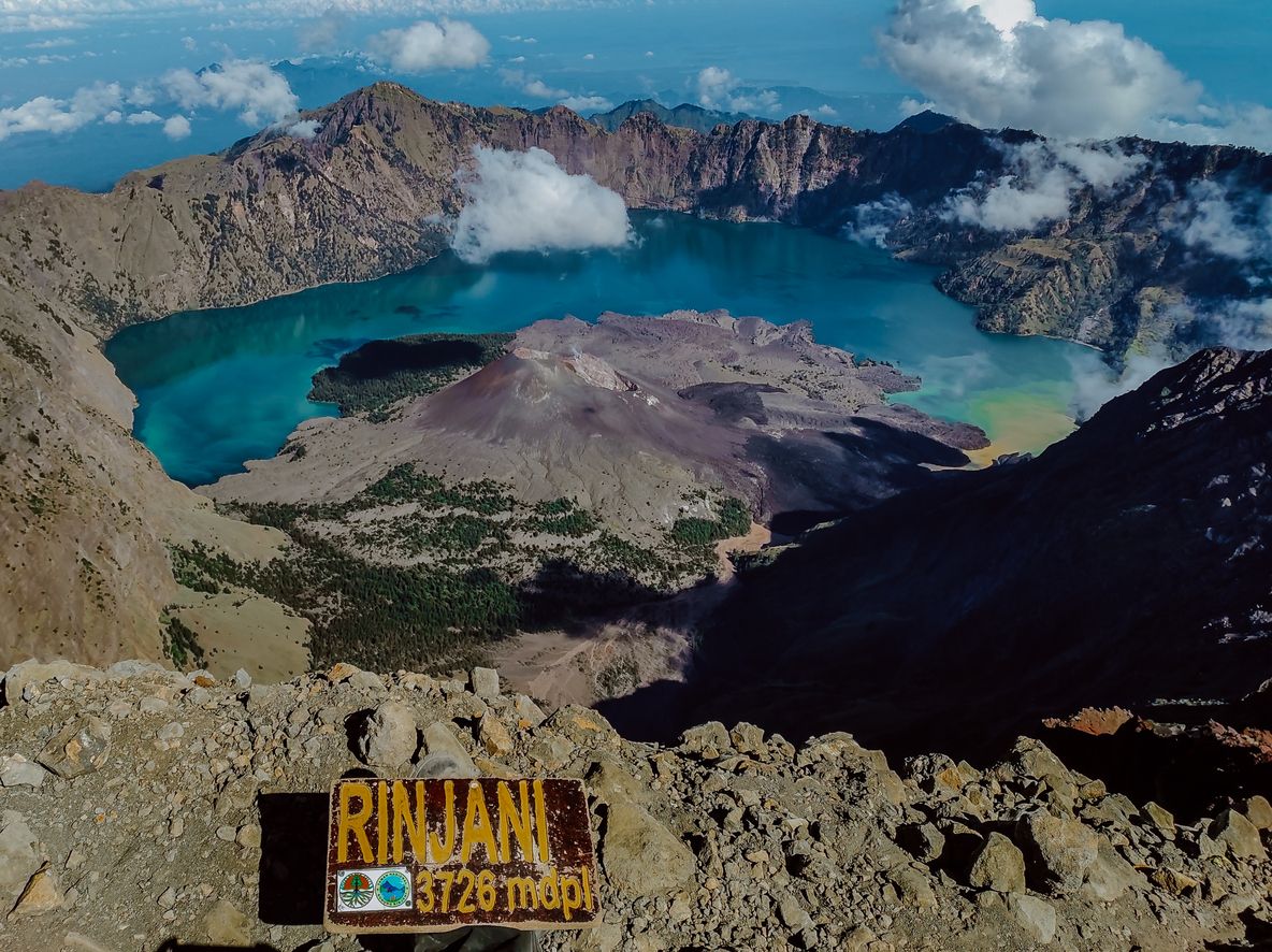 Berikut ini 5 syarat mendaki Gunung Rinjani yang jadi destinasi wisata alam menarik bagi para pendaki lokal maupun turis asing.
