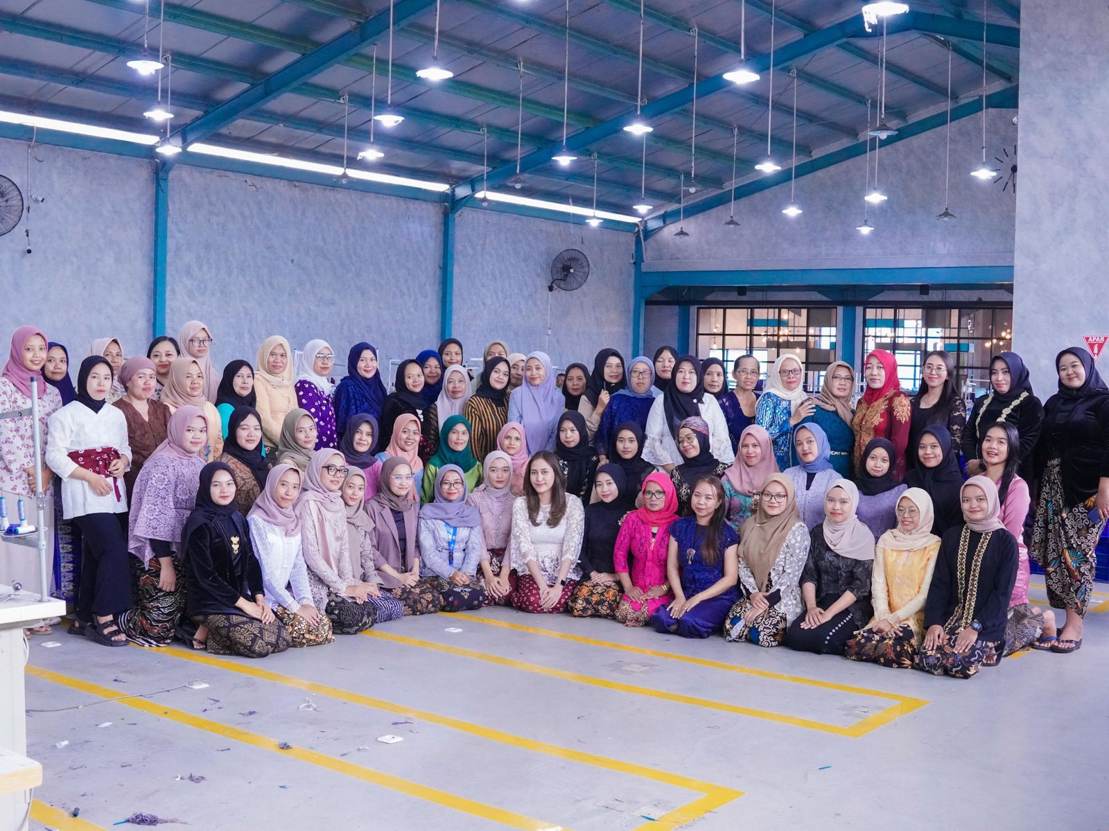 Selama sepekan di momen Hari Kartini, karyawan unit usaha J99 Corp, Juragan 99 Garment, mengenakan busana kebaya untuk bekerja.
