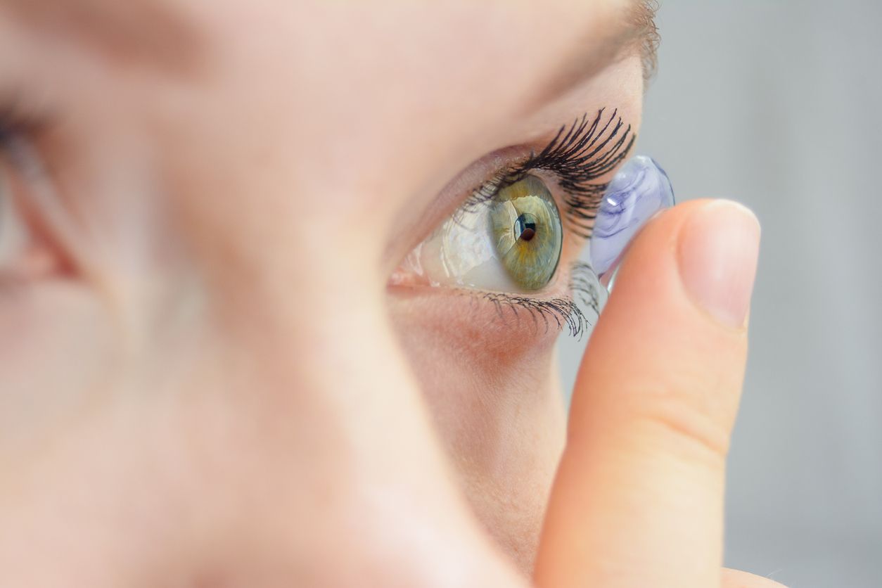 Penggunaan lensa kontak yang salah bikin iritasi mata. Ini rekomendasi softlens dengan permukaan 80 persen air dari PRECISION1 yang nyaman.